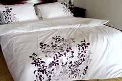 EASY家纺 纯白色纯棉四件套 被尾紫色树叶绣花被套 1.51.8米床品