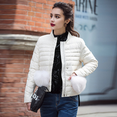 曼蒂琳韩国版米白色简约时尚气质狐狸毛口袋轻型保暖羽绒服女短款