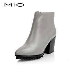 千百度高端女鞋 MIO米奥2015冬新款尖头粗高跟女短靴M155650601