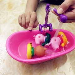 佩佩猪过家家喷水浴缸佩琪粉红猪小妹一家庭装儿童吸水洗澡玩具