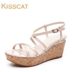 接吻猫夏季新款牛皮条带坡跟凉鞋女气质木纹松糕底女鞋DA75386-54